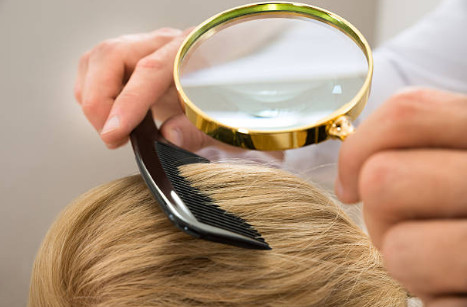 Проведение дарсонвализации волос не поможет уменьшить уровень тестостерона в организме, но способствует сокращению количества выделяемого кожного сала, приводящее к уменьшению формирования дигидротестостерона - прямого разрушителя волосяной луковицы