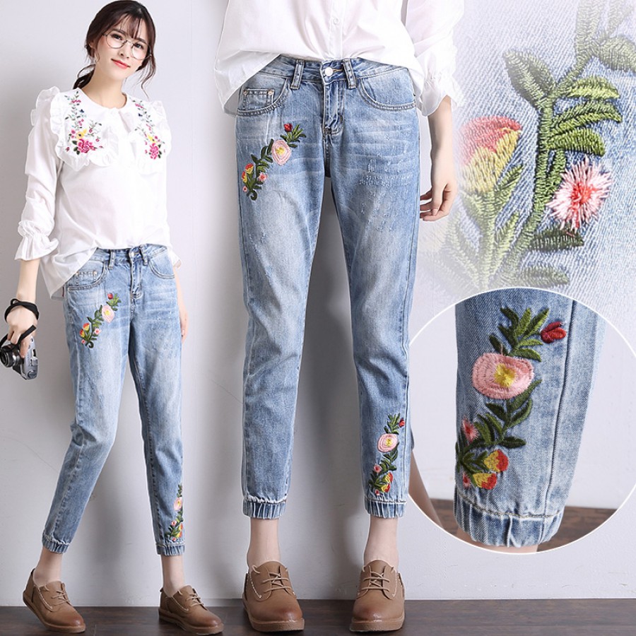 образы с джинсами с вышивкой и завышенной талией