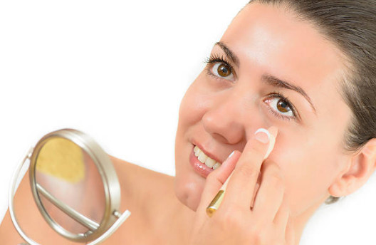 Консилер позволит быстро замаскировать самые проблемные участки кожи лица, чтобы сделать ровный и естественный тон для последующего нанесения дневного макияжа на карие глаза