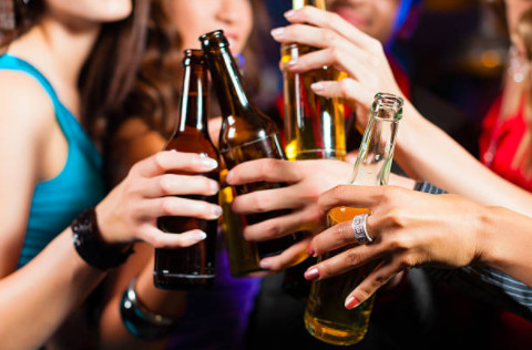 Алкоголь вызывает отмирание нейронов и тканей, особенно опасно это явление для подростков 