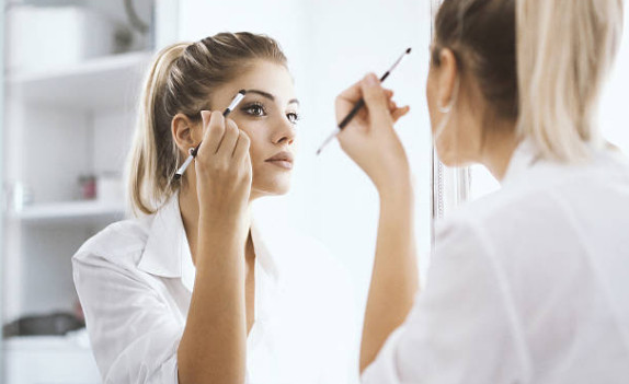 Чтобы сделать красивый естественный макияж для карих глаз, не используйте искусственное освещение, результат может оказаться противоположным