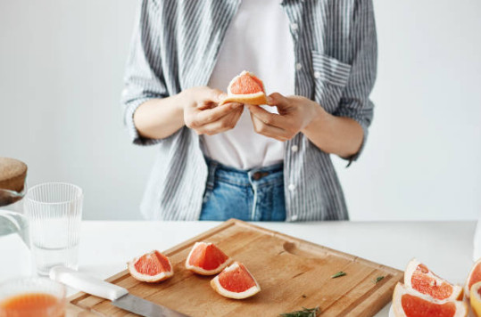 При ежедневном употреблении грейпфрута улучшается обмен веществ, что немаловажно для похудения